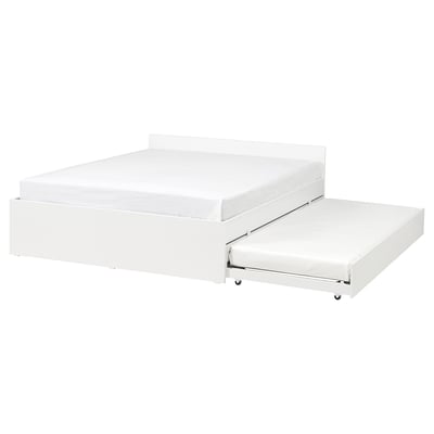 Bílý minimalistický rám postele VIHALS s výsuvem. Elegantní design sedí ke každému dekoru. Obsahuje bezpečnostní zámek.