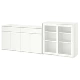 Bílá úložná sada VIHALS, moderní minimalistický design, obsahuje skříňku s posuvnými dveřmi a příborník se zásuvkami.