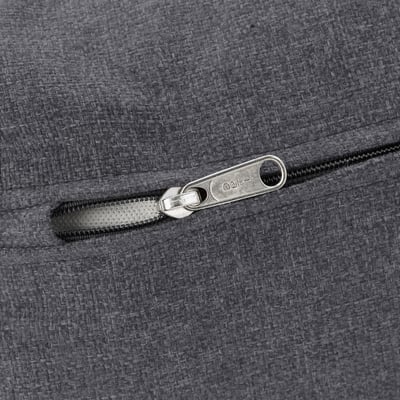Detailní záběr zipu na šedé texturované pohovce, který předvádí robustní tah a elegantní design.