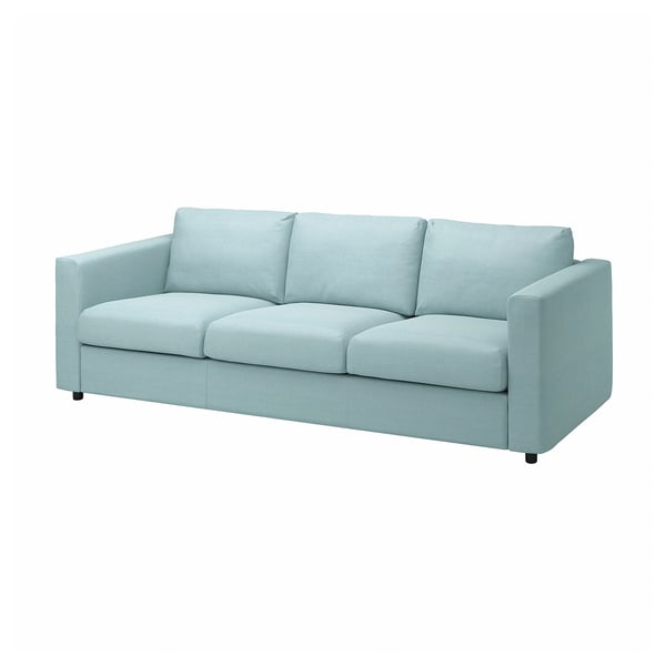 Pohovka VIMLE ve světle modré barvě, moderní design vyrobený z látky a pěny. Má tři polštáře a minimalistický, ale pohodlný vzhled.