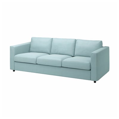 Pohovka VIMLE ve světle modré barvě, moderní design vyrobený z látky a pěny. Má tři polštáře a minimalistický, ale pohodlný vzhled.