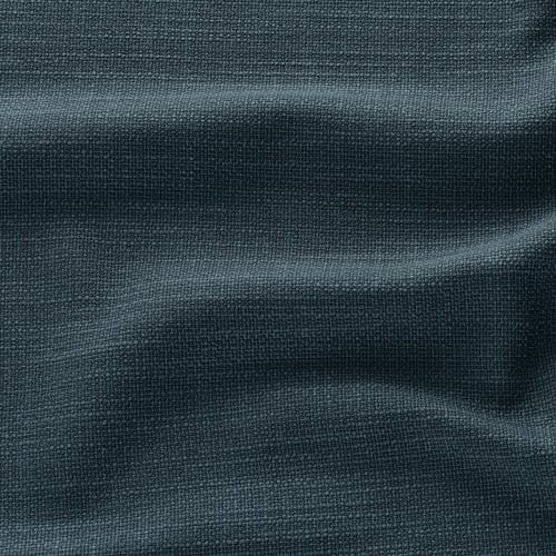 Detail texturované látky, hladké a pevně tkané. Tmavé odstíny přecházejí do světlejších tónů, což ukazuje jeho odolnou a zároveň měkkou povahu.