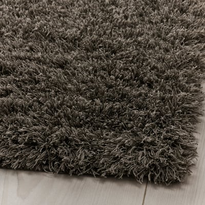 Ikea VINDEBÄK tmavě šedý, plyšový koberec. Obdélník, protiskluzová podložka, měkká, dvoubarevná textura. Vyrobeno z recyklovaného polyesteru.