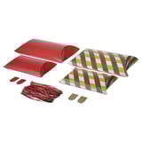 Čtyři barevné dárkové tašky s provázky, dvě obyčejné červené a dvě kostkované, vyrobené z papíru pro snadné DIY balení.