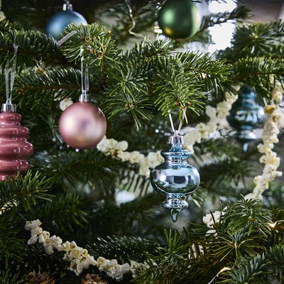 Vánoční stromeček s ozdobami VINTERFINT v růžových, modrých, zelených a bílých květech.