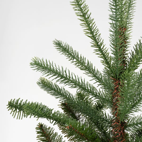 Živé umělé borovicové větve, živě zelené, úhledně uspořádané. Realistické jehly, žádné spadané listí. Ideální pro sváteční výzdobu.