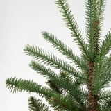 Živé umělé borovicové větve, živě zelené, úhledně uspořádané. Realistické jehly, žádné spadané listí. Ideální pro sváteční výzdobu.