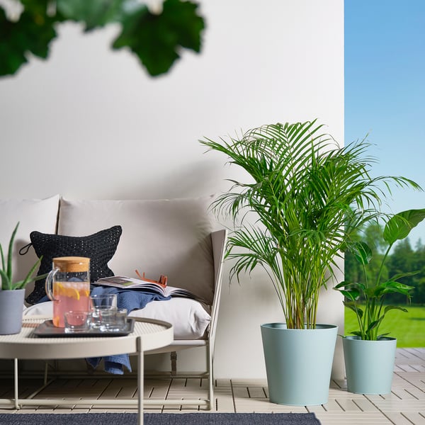 Balkon se zelenými rostlinami v odolných květináčích VITLÖK a moderním nábytkem.