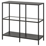 Ikea VITTSJÖ: černohnědé skleněné police s kovovým rámem. Moderní, minimalistický design.