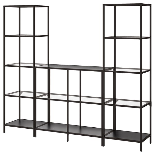 Černá kovová a skleněná knihovna s několika policemi, elegantní moderní design.