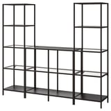 Černá kovová a skleněná knihovna s několika policemi, elegantní moderní design.