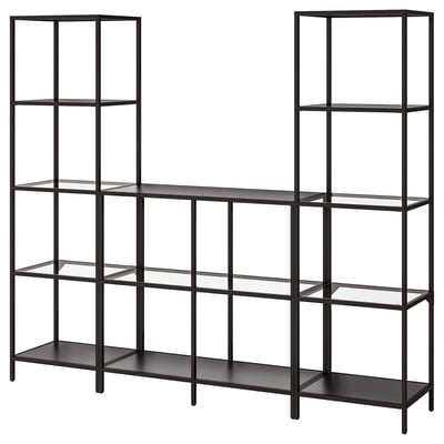 Černá kovová a skleněná knihovna s několika policemi, elegantní moderní design.