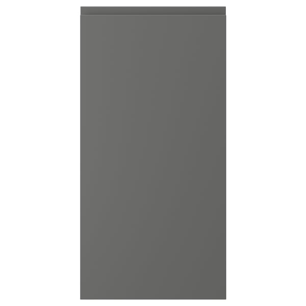 Šedá, obdélníková dvířka skříňky s hladkým, minimalistickým designem. Jsou v něm integrovány rukojeti a jsou součástí série VOXTORP.