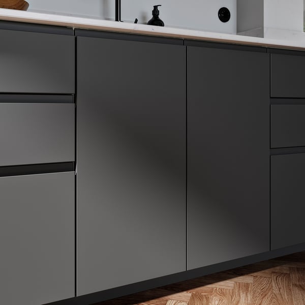 Moderní kuchyňské skříňky s matnými tmavě šedými čely VOXTORP, hladkými povrchy a integrovanými úchytkami, s čistými liniemi a minimalistickým designem.
