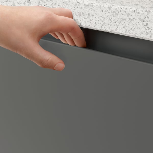 Integrovaná rukojeť tmavě šedé skříně VOXTORP, která předvádí svůj hladký design a snadné použití.