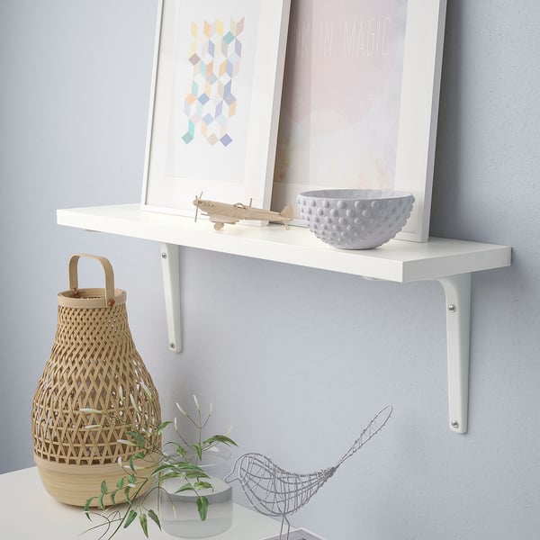 Wall shelf displaying decor items like a bowl, plane, basket, and plant. Supports up to 10 kg.
