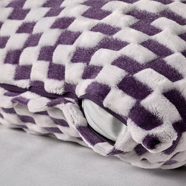 Soft, checkered throw pillow with zipper closure. Made of recycled polyester, perfect for teens.