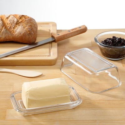 Kitchen scene with GRYNSOPP butter dish, bread, and jam.
