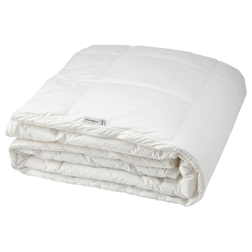 STRANDMOLKE white duvet, fluffy and warm, made with soft cotton and recycled polyester. Folded neatly, showing side walls.