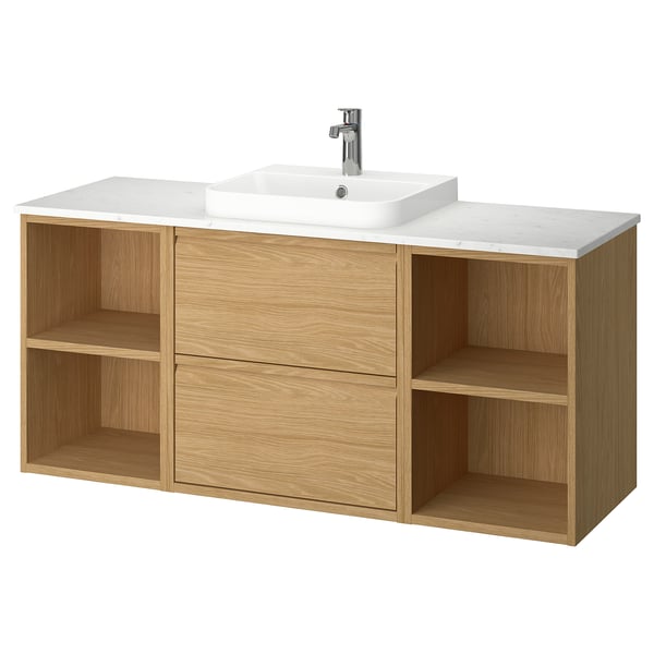 Ein ÄNGSJÖN Badezimmer-Waschtisch aus Eiche mit einer Arbeitsplatte aus weißem Marmor und einem rechteckigen Waschbecken.