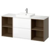 Waschtisch ÄNGSJÖN: weiß, Holzseiten, matte Schubladenfronten, rechteckiges Waschbecken in der Mitte, offene Regale an den Seiten, schlankes, modernes Design.
