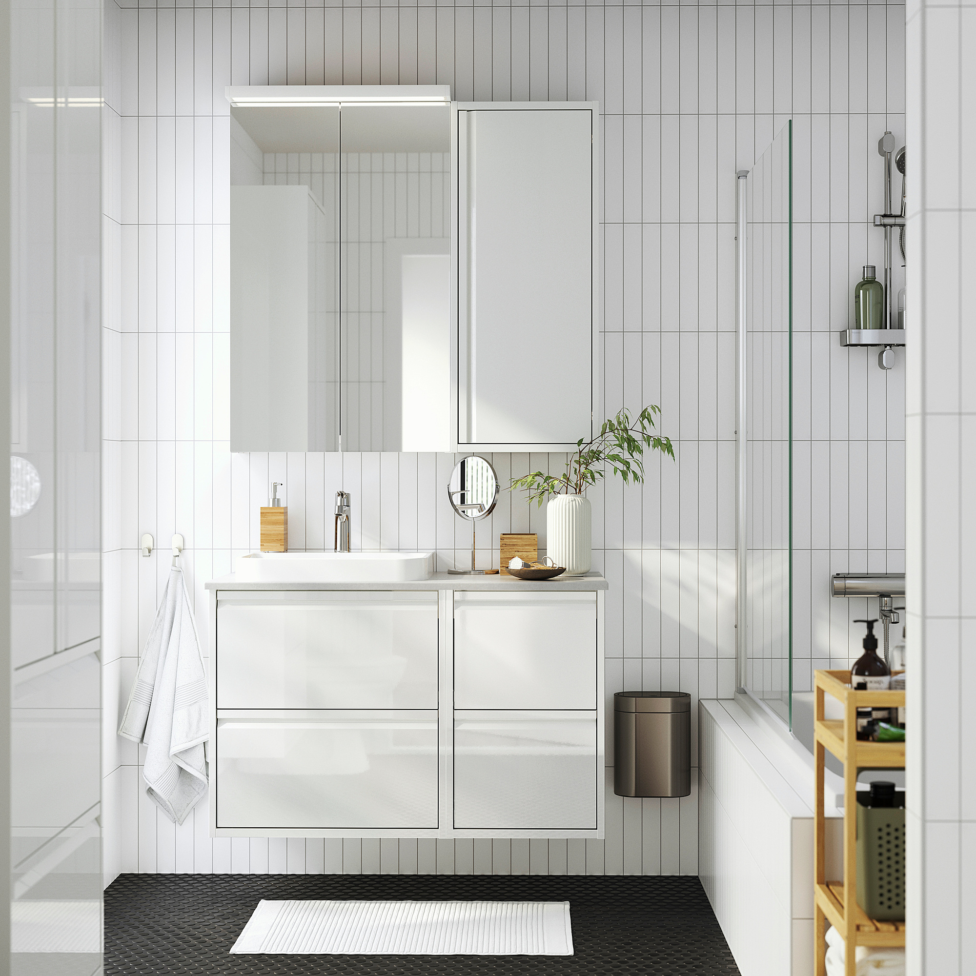 Weißes ÄNGSJÖN Waschtisch-Set: schlanker Unterschrank mit vier Schubladen und modernem Waschbecken und Spiegel.
