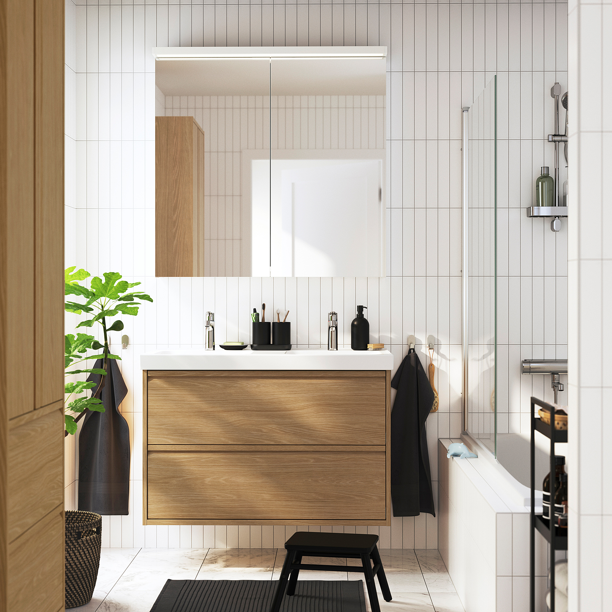 Badezimmer-Waschtisch aus Eiche mit Schubladen und Doppelwaschbecken, Wandmontage, Spiegelschrank, schwarze Akzente, Pflanze.