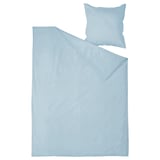 Ein Set aus hellblauer Bettdecke und Kissen aus Baumwolle. Einfaches, rechteckiges Design. Weicher, vorgewaschener Stoff.