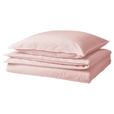 Weiches rosa Bettset, ordentlich gefaltet. Hergestellt aus recycelter Baumwolle für umweltfreundlichen Komfort.