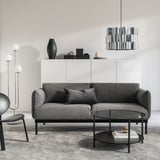 Modernes Wohnzimmer mit grauem ÄPPLARYD-Sofa, schwarzem Couchtisch, weißem Schrank, schwarzer Pendelleuchte und Stehlampe.