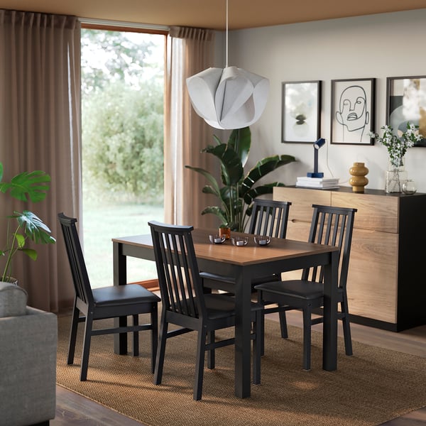 ÅLHULT schwarze Essgarnitur mit Stühlen, Pendelleuchte und Sideboard.