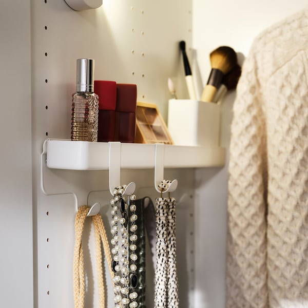 Schmuck-Organizerhaken und Regal, mit ausgestellten Kosmetika.