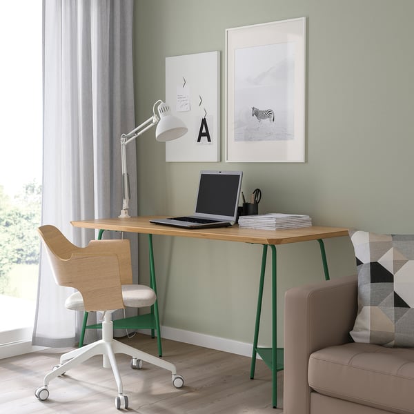 Homeoffice mit ANFALLARE Schreibtisch, Lampe, Laptop und Stuhl.