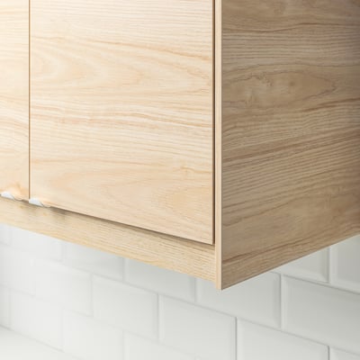 Küchenschrank aus Holz, helle Esche, schlankes, modernes Design.