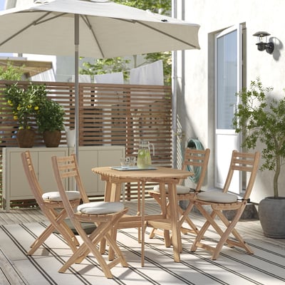 ASKHOLMEN Esszimmergarnitur für den Außenbereich mit 4 Stühlen, Holztisch und beigen Kissen.