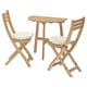 Outdoor-Tisch aus Holz und zwei Stühle, beige Kissen, natürliche Oberfläche.