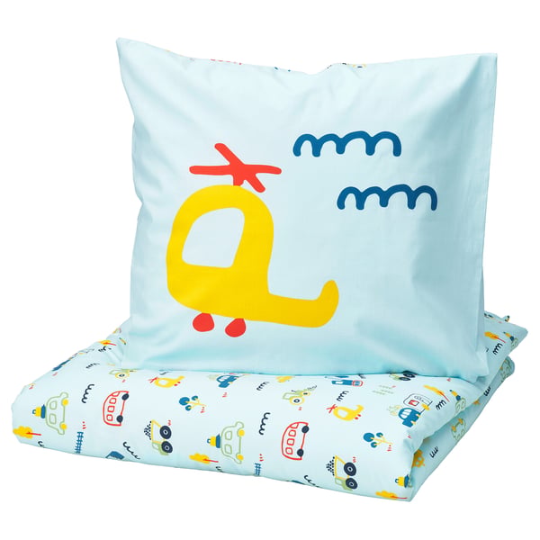 Kinderkissen- und Lakenset mit dem Namen BARNDRÖM. Pillow hat einen gelben Bus, ein Blatt zeigt bunte Fahrzeuge. 100% Baumwolle.