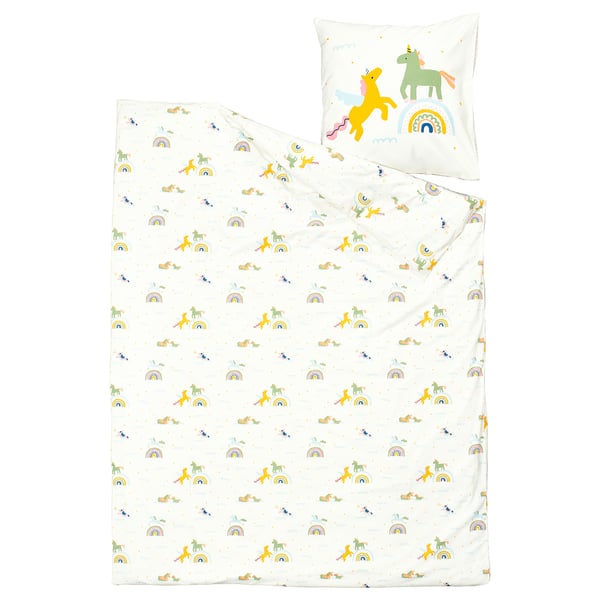 Ein weißer Bettbezug und Kissenbezug mit bunten Einhörnern und Regenbögen darauf. Das Set heißt BARNDRÖM.