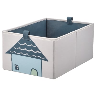Eine grau-blaue BARNDRÖM Aufbewahrungsbox mit Hausdesign. Es ist rechteckig mit Stoffgriffen, ideal zum Aufbewahren von Gegenständen.