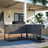 Moderne Außenküche. Edelstahlplatte, dunkelgraue Schränke, zentrierter Grill, Terrassenfliesen, Leuchten.