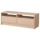 Ein BENNO TV-Ständer aus hellem Holz mit Schubladen und Regalen, gefertigt aus Birkenfurnier, mit minimalistischem Design.