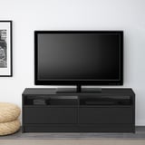 Schwarzer TV-Ständer mit offenen Regalen und Schubladen für bis zu 50 kg Fernseher, mit Kabelanschluss und Platz für Spielekonsolen und Set-Top-Boxen.