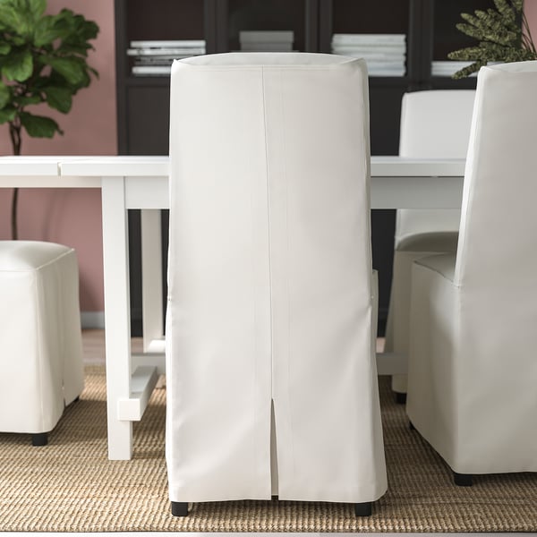 Moderner Stuhl mit abnehmbarem, waschbarem weißem Bezug, der auf Komfort und einfache Reinigung ausgelegt ist.