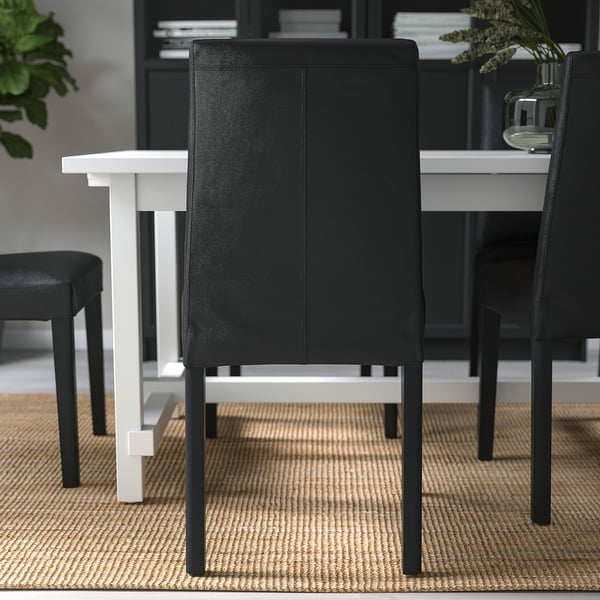 Esszimmerstuhl aus schwarzem Leder mit Metallbeinen, ideal für lange Sitzgelegenheiten mit Lendenwirbelstütze.