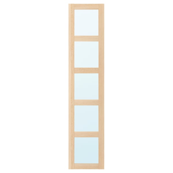 Eine BERGSBO-Spiegeltür in heller Eichenfarbe mit minimalistischem Design, eingerahmt aus Holz mit vier Klarglasscheiben.