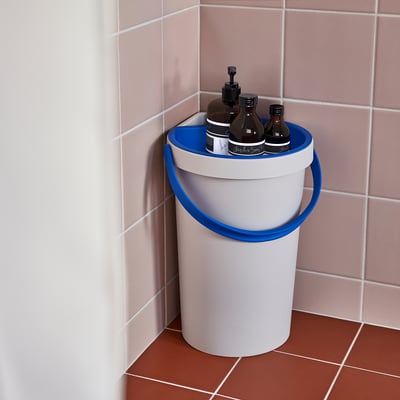 Blau-grauer BERGVATTNET Duscheimer mit blauem Griff und abnehmbarem Regal