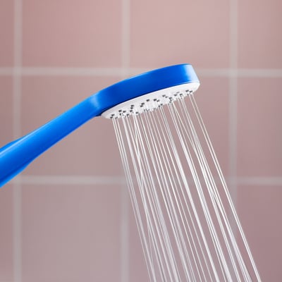 Eine blaue BERGVATTNET Handbrause mit flexiblem Schlauch.