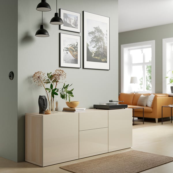 Gemütliches Wohnzimmer mit BESTÅ Sideboard, Trockenblumen und Pendelleuchten.