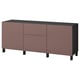 Ein ikea BESTÅ Sideboard in Dunkelrot mit schwarzer Platte. Es verfügt über zwei Schubladen und zwei Schränke mit einem schlanken, modernen Design.