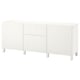 Ein cremefarbenes BESTÅ Sideboard mit schlankem Design, mit zwei Türen und Schubladen, die von sichtbaren Beinen getragen werden.